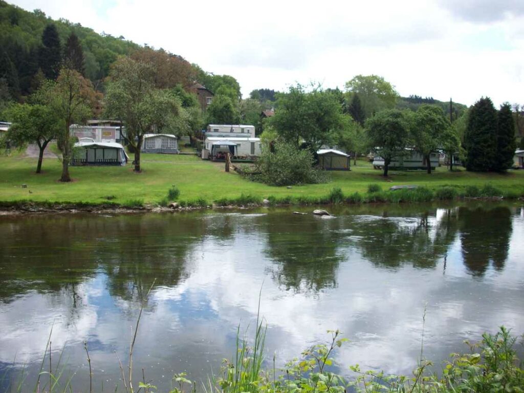 Vue panoramique du camping L'Ami Pierre à Alle-sur-Semois - Nature préservée au bord de la Semois
